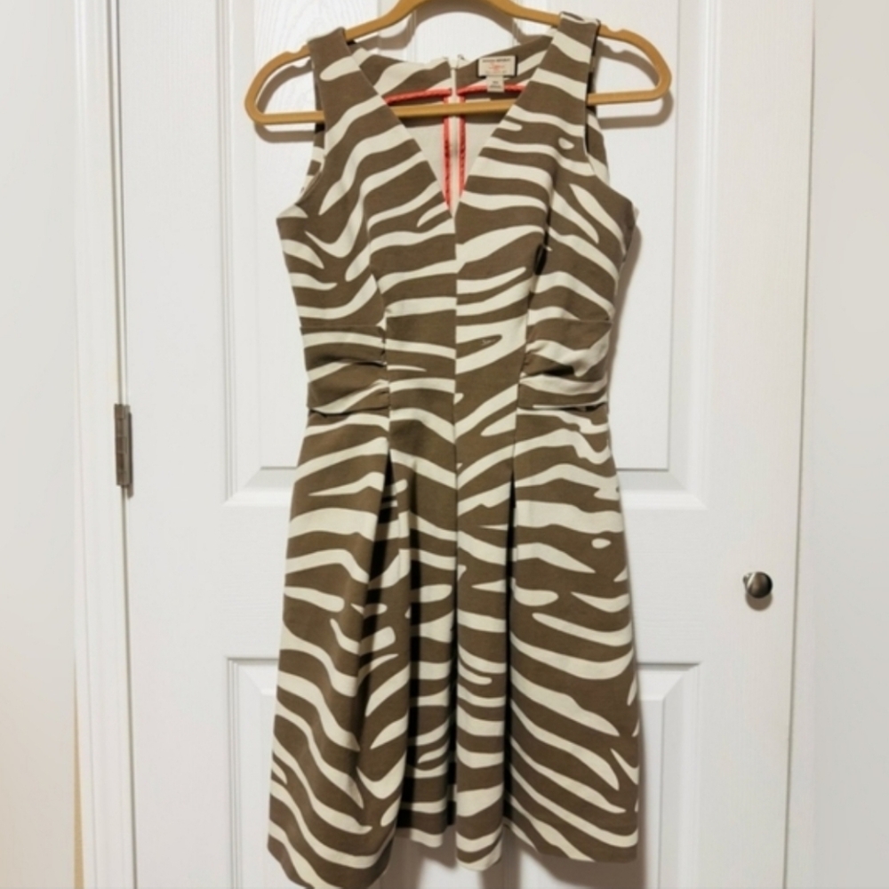 Olive Zebra Printed Ponte Dress from the limited-edition Banana Republic x Issa - Picture 7 of 9